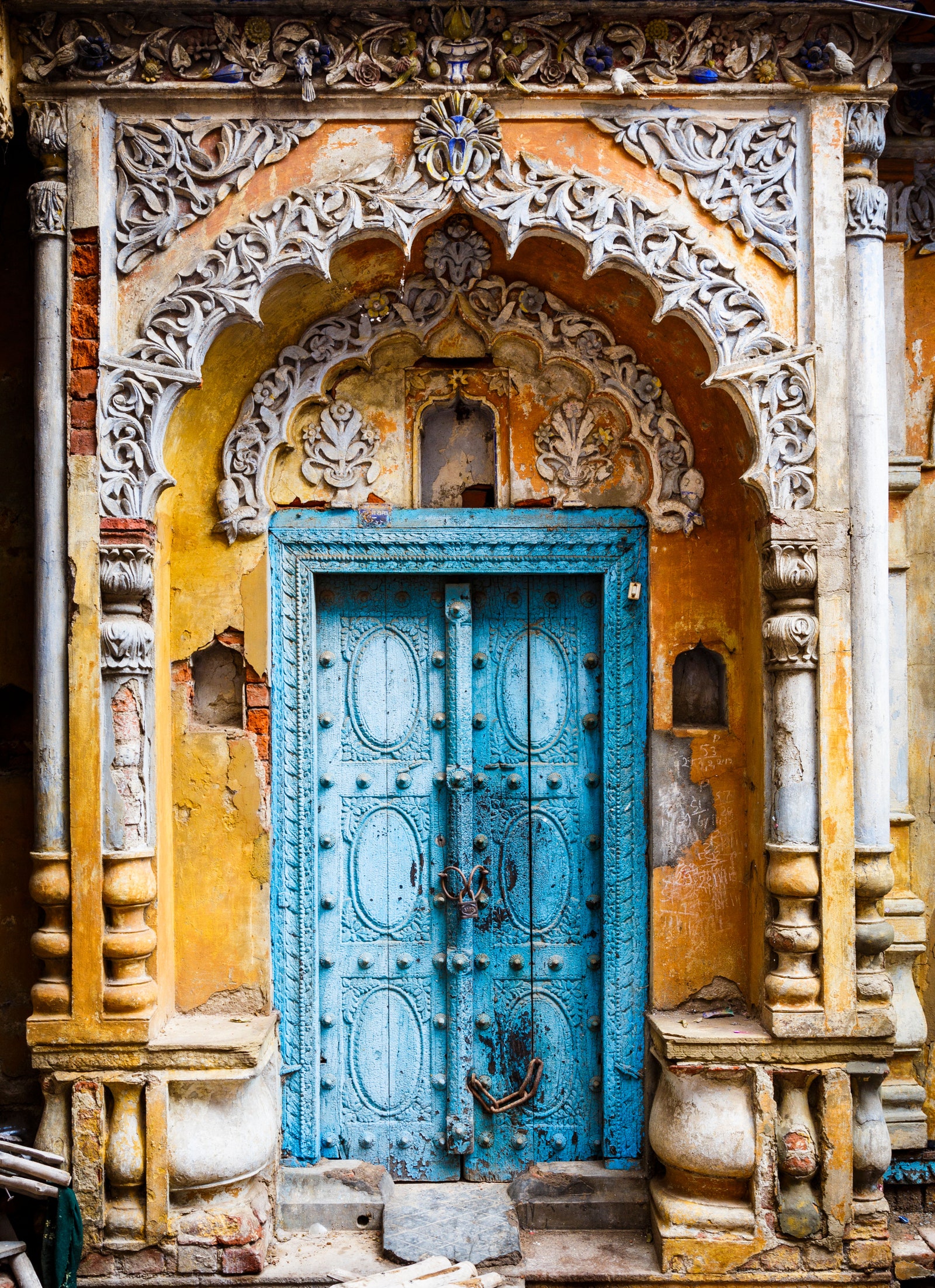 ラクナウの旧市街にある宮殿の美しい古い扉