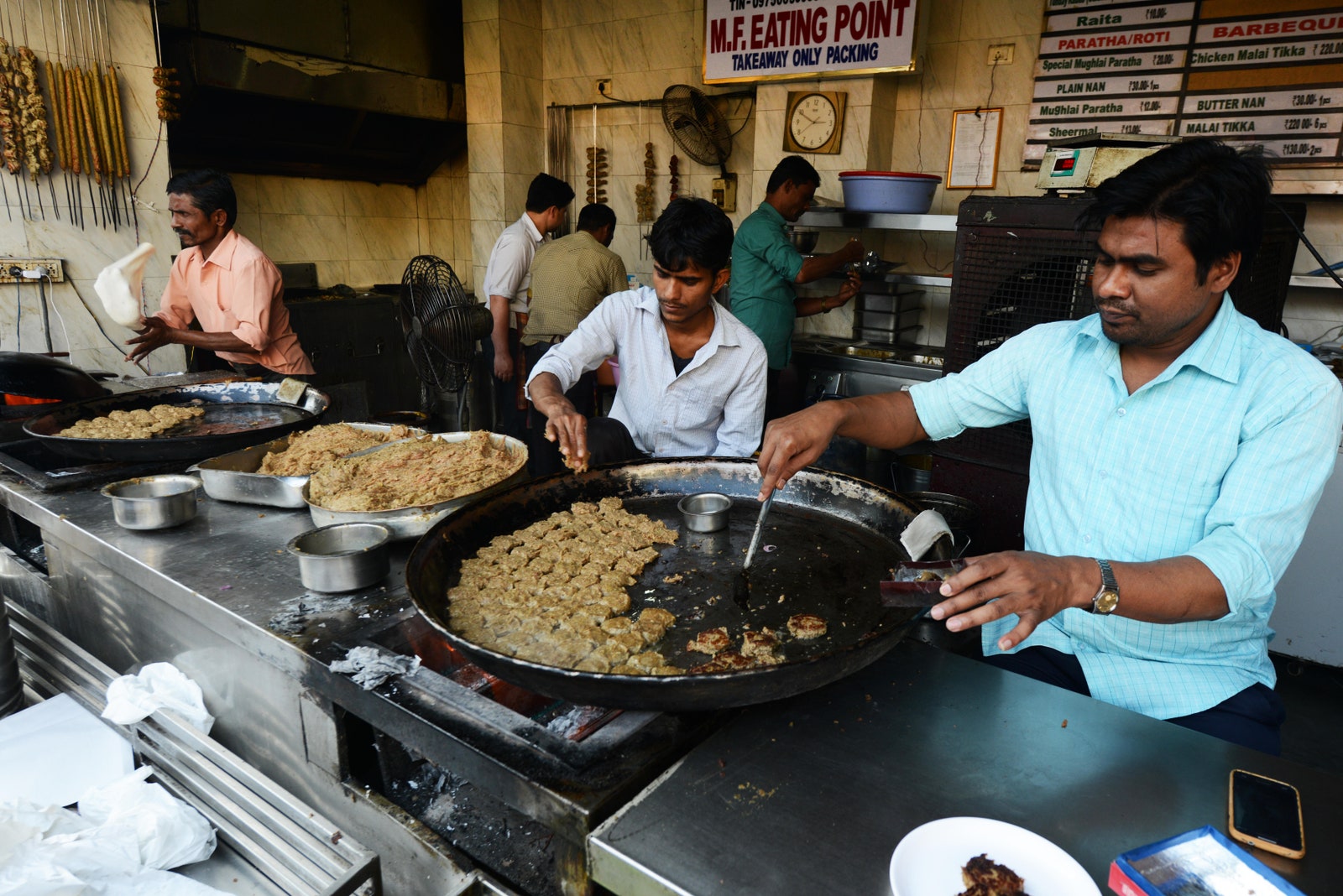 ラクナウ・インドのTunday Kababiで有名なミンチケバブを準備する