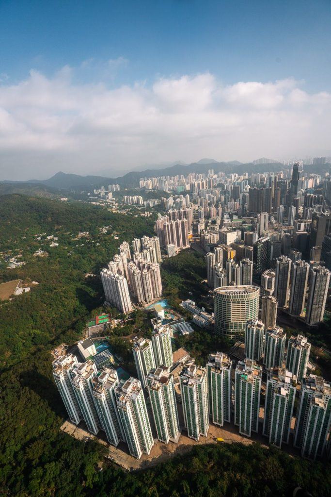 高層ビルが立ち並ぶ都市の空撮。