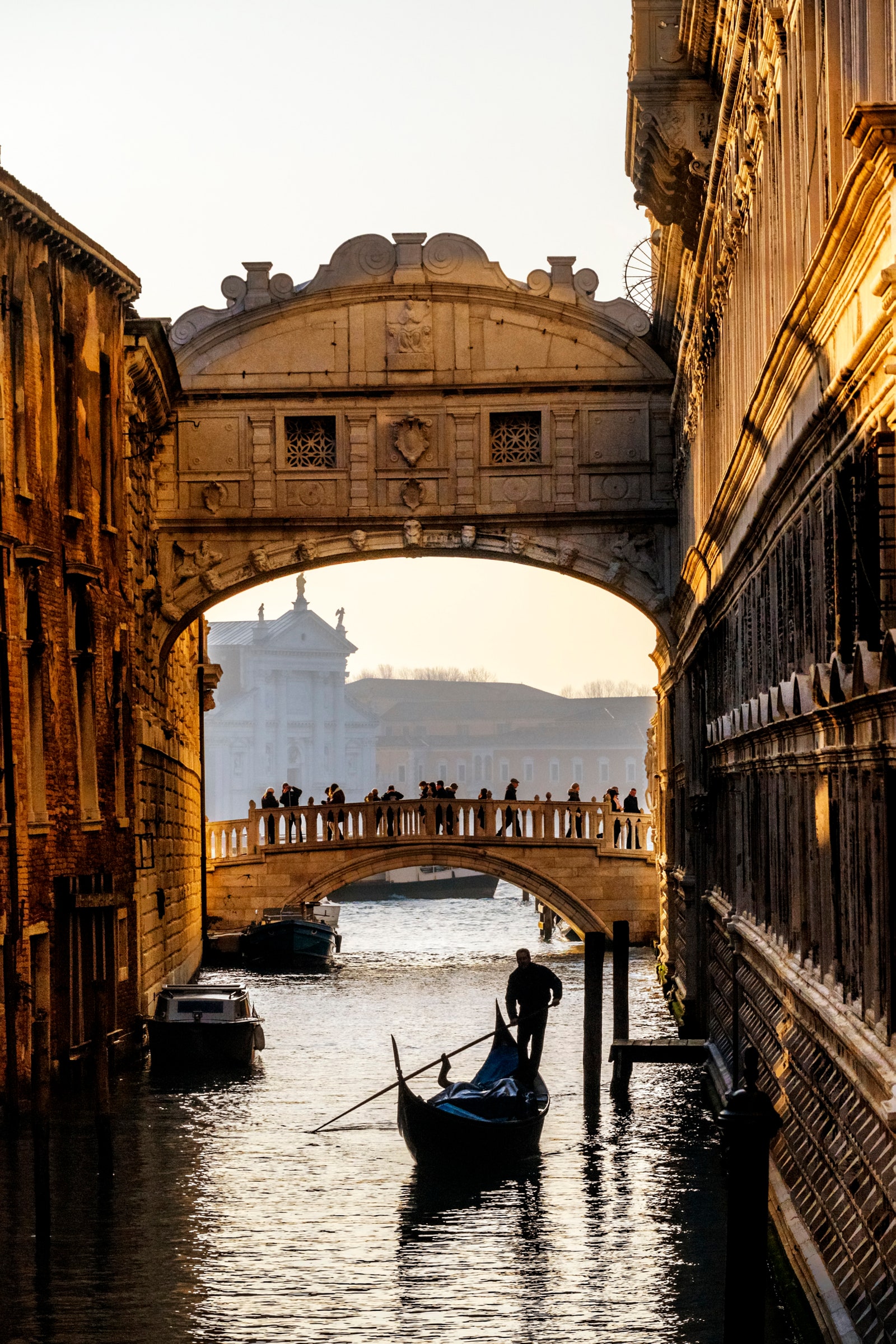 イタリア ヴェネト州 ヴェネツィア ゴンドラの船頭とため息の橋