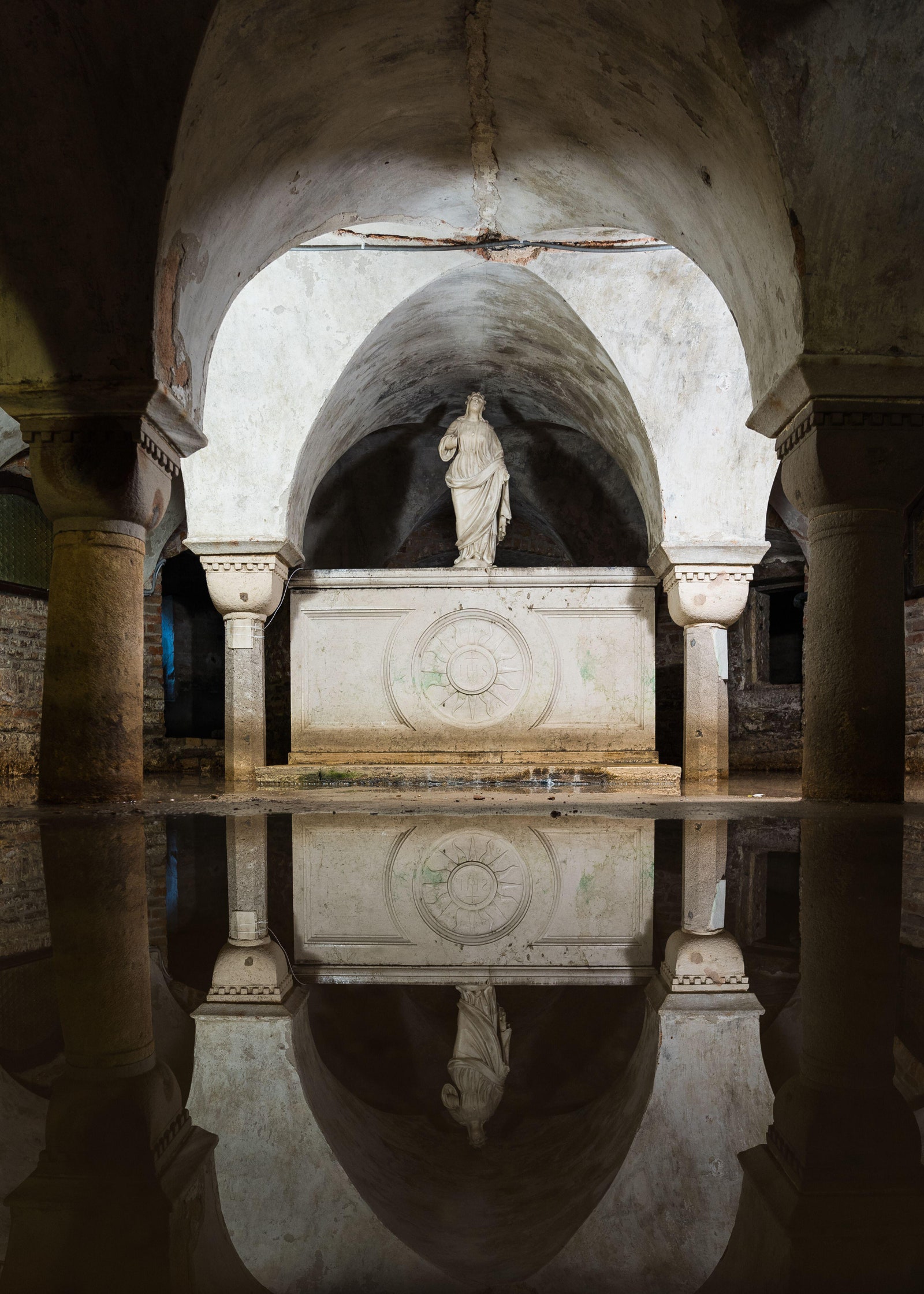 イタリア・ベニスのカトリック教会の地下室が浸水