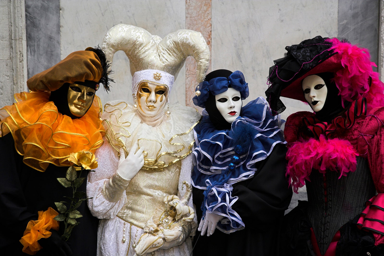 ヴェネツィアのカーニバルでの 4 人のマスクのグループ
