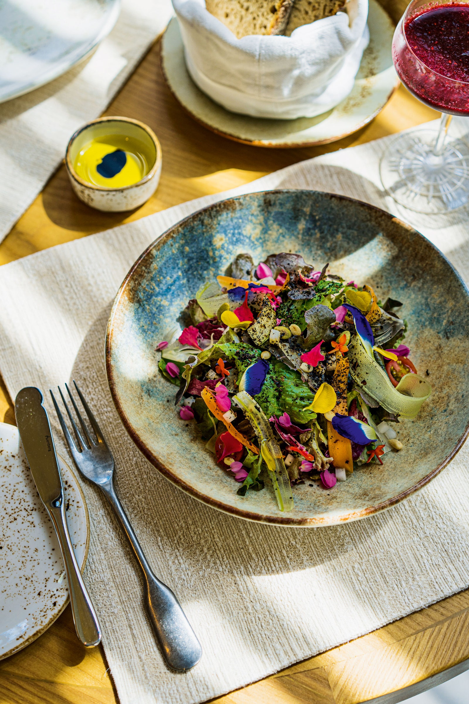 ズッキーニの庭の野菜と食用の花びらのスーパーフード サラダ