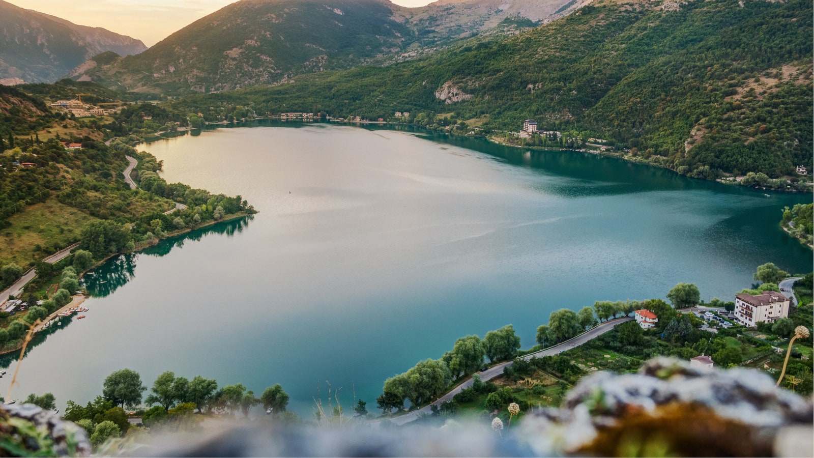イタリアのスカンノ湖はハートの形をした非常に小さな観光名所です