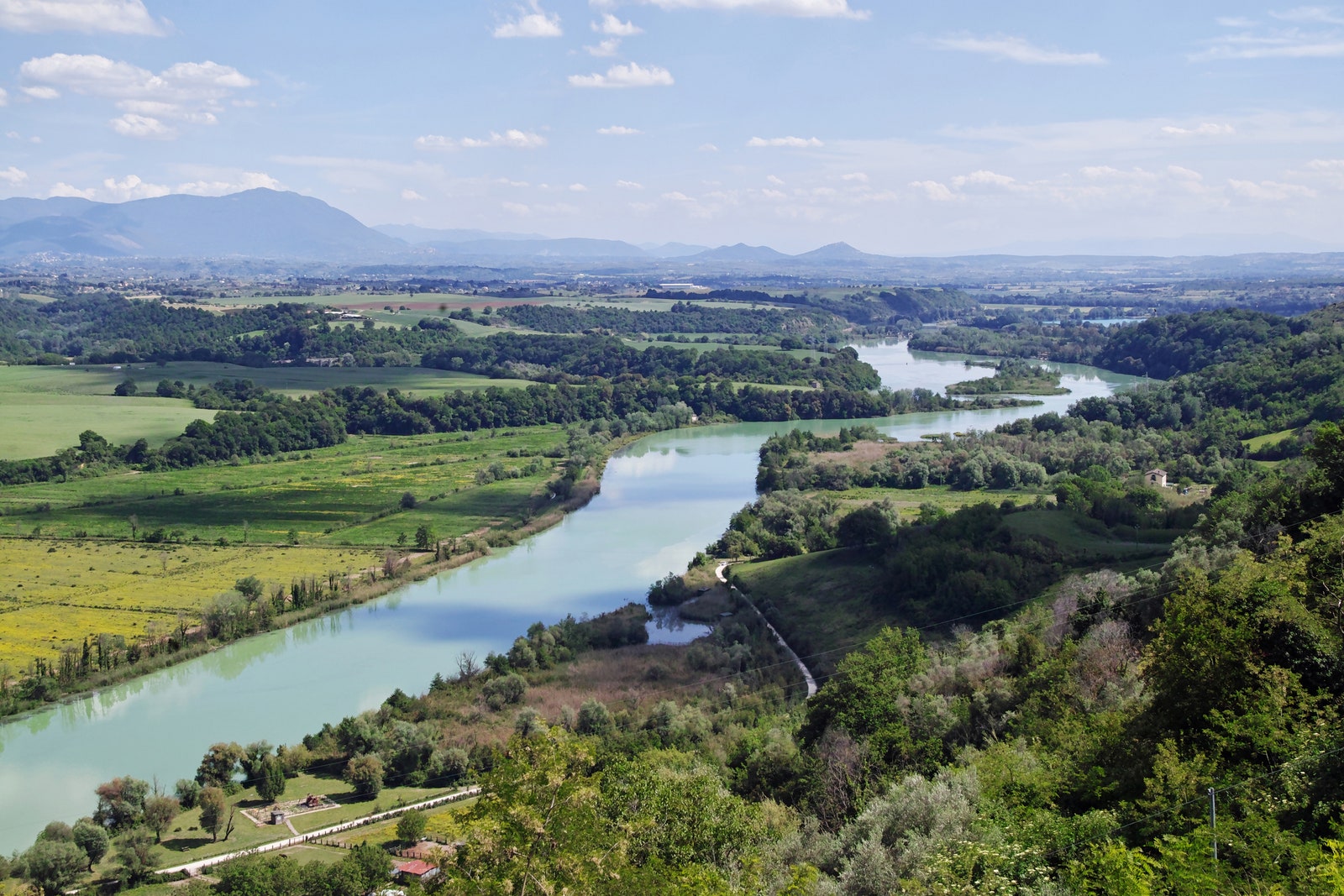 ナッツァーノ村からのテヴェレ川渓谷の眺め