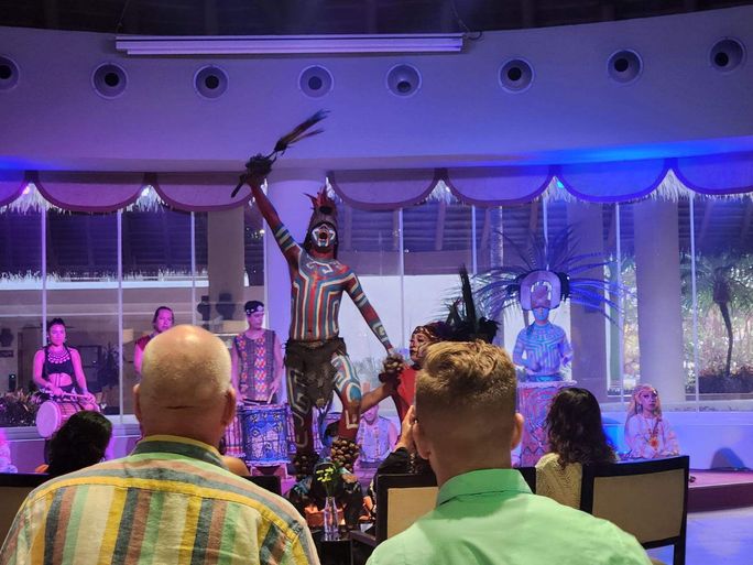 ウィシャリカ文化は、この「サンセット・ファイアー」のセレモニー・プレゼンテーションの一環として全面的に展示されました。