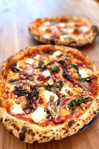 ピザに最適 イタリアン ソーセージとチーマ ディ ラパを添えたルカーナを注文する料理。花嫁のブレディ ファーム内にあります。