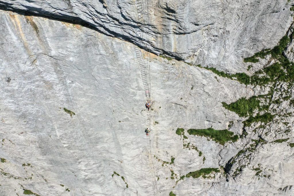 崖を登る岩の上の人。