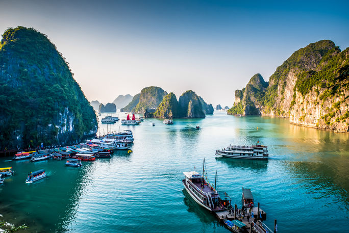 ベトナム北部の素晴らしいハロン湾 (写真提供 SimonDannhauer / iStock / Getty Images Plus)