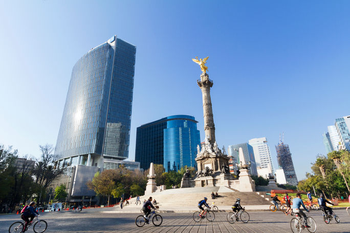 日曜日、メキシコシティのレフォルマ通りを走る自転車たち