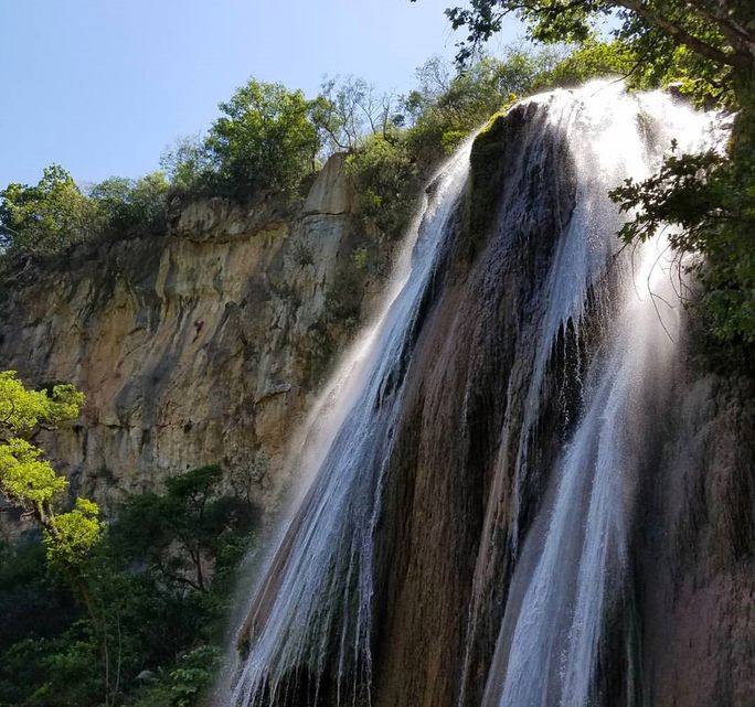 イェラパのコーラ デ カバロ (馬の尻尾) 滝 