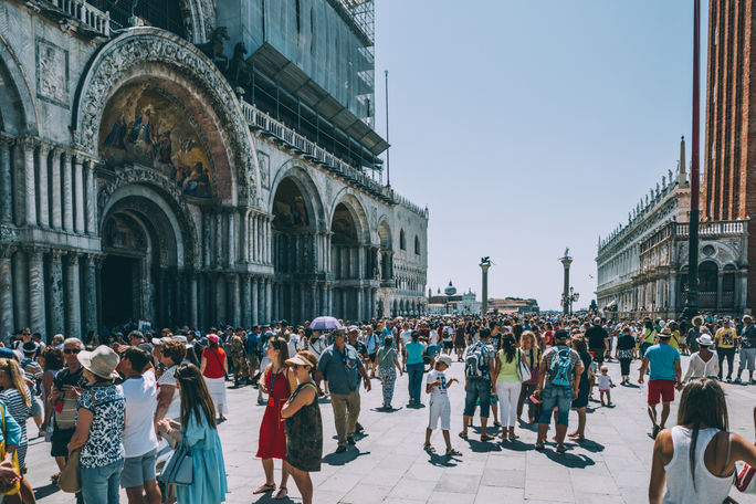 イタリア、ヴェネツィア、サン マルコ広場の大勢の旅行者