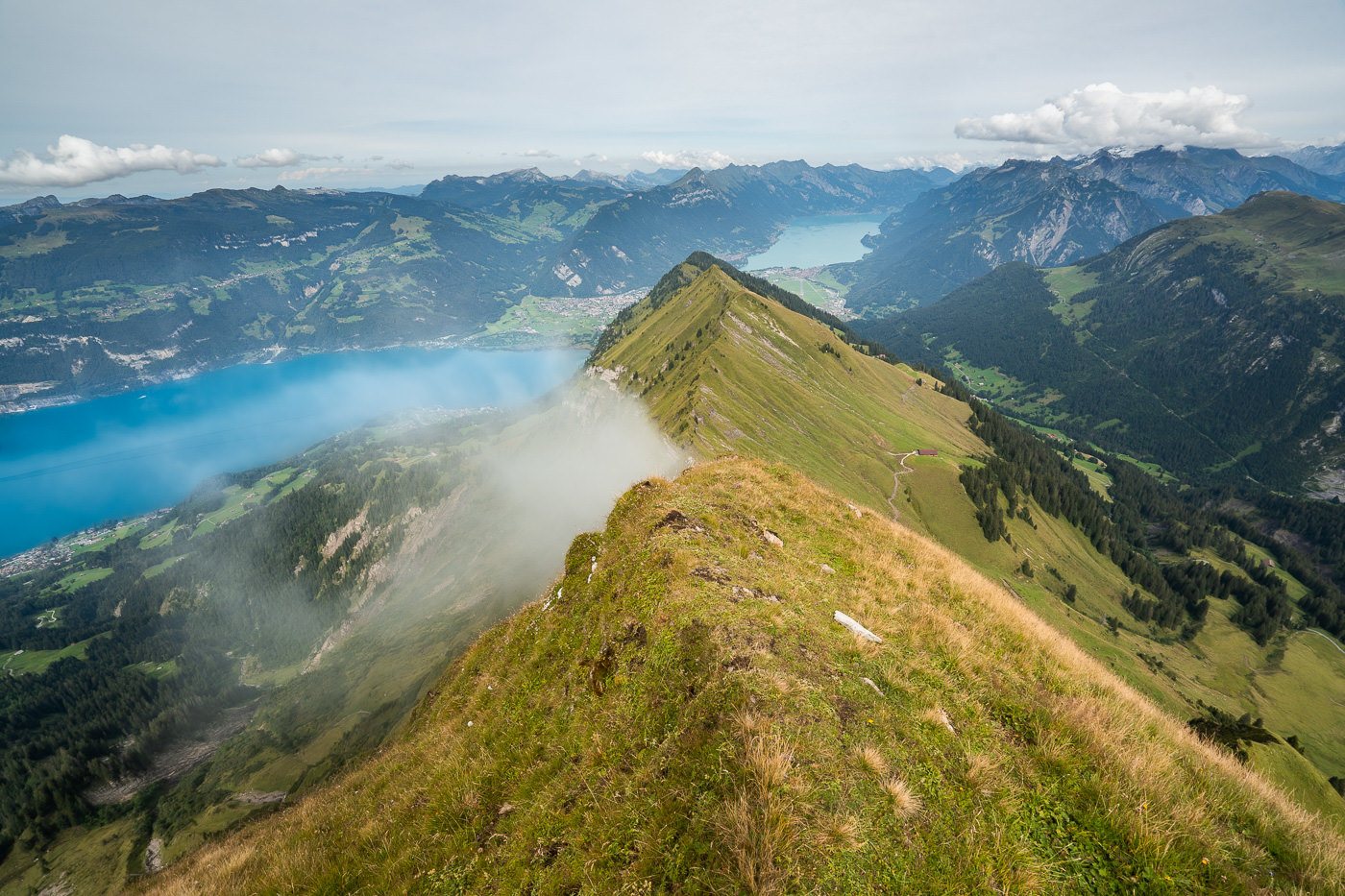 スイスのモルゲンベルクホルンハイキング：トゥーン湖の最高の眺め