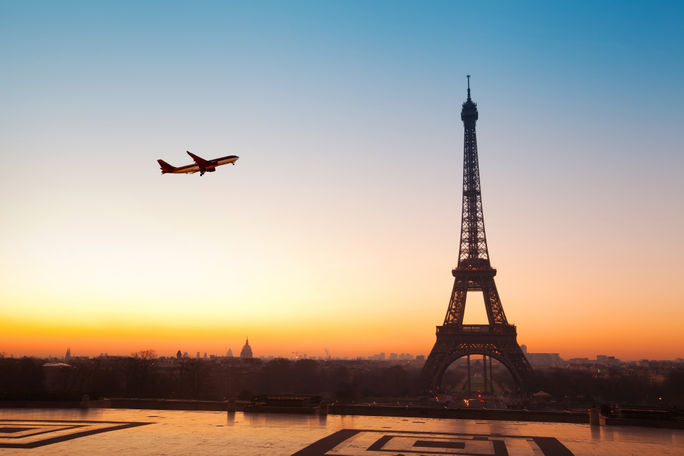 パリへ旅行します。 日の出のエッフェル塔