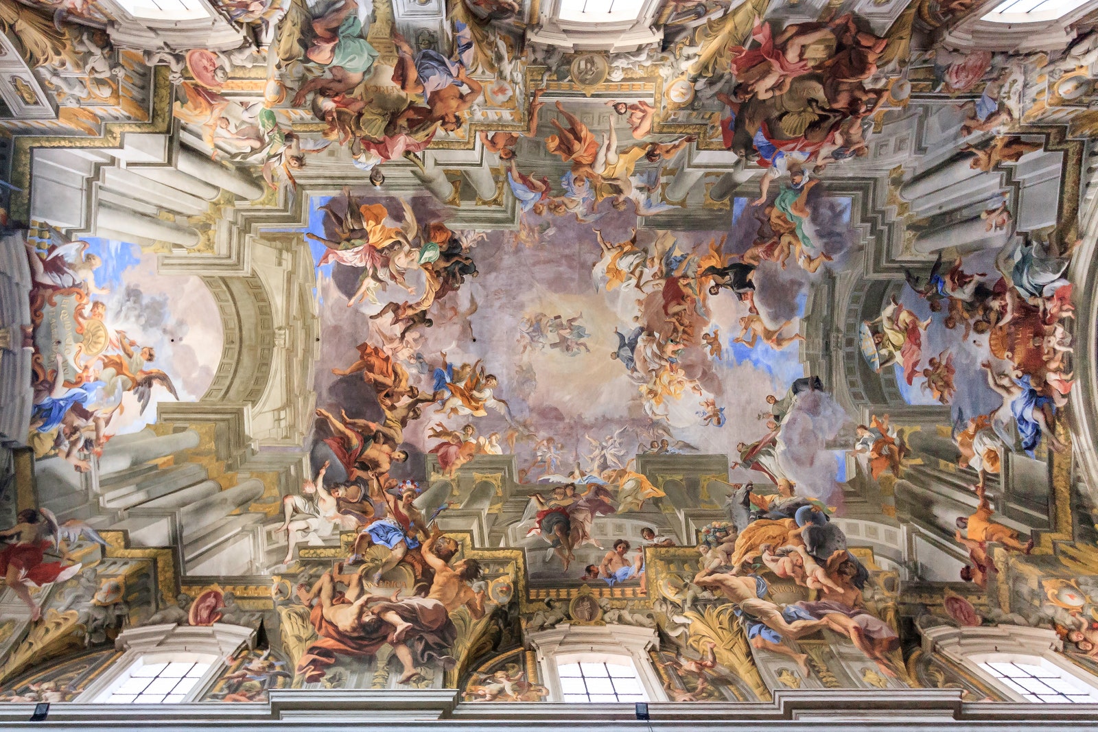 ローマの大聖堂のフレスコ画の天井
