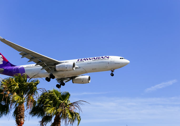 ハワイアン航空の飛行機がロサンゼルス国際空港に着陸