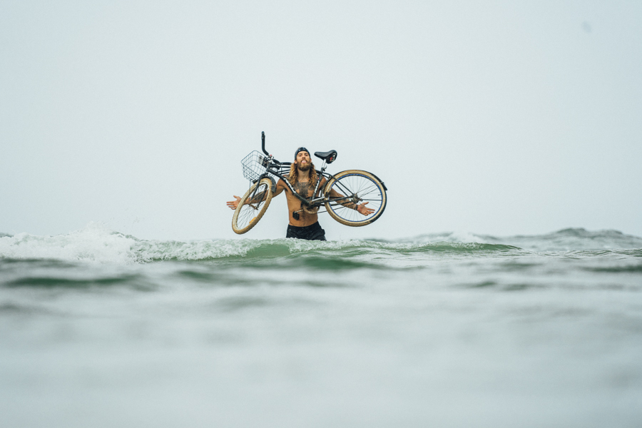 海で自転車を握る男性。