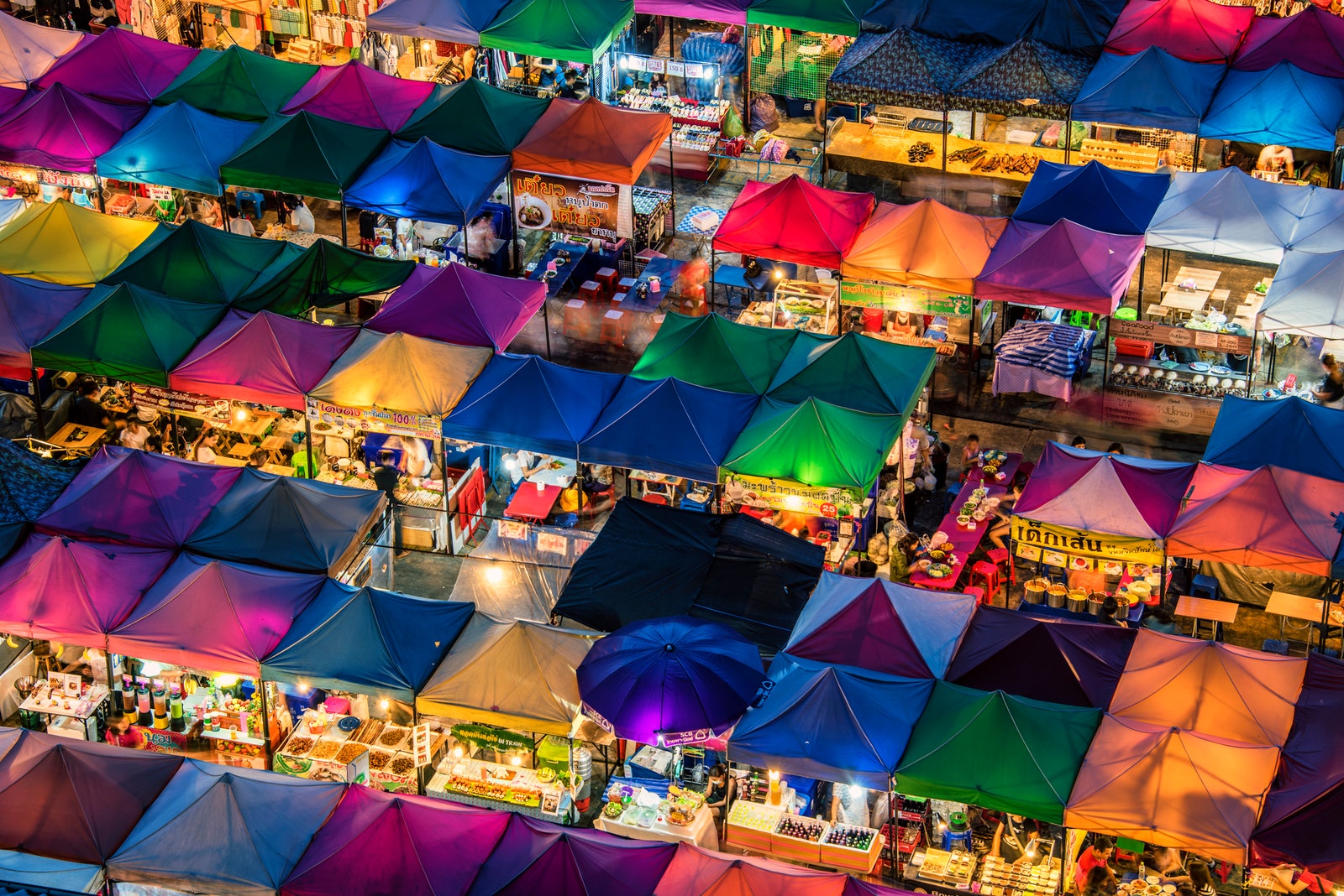 バンコクのラチャダーピセークのカラフルなマーケット