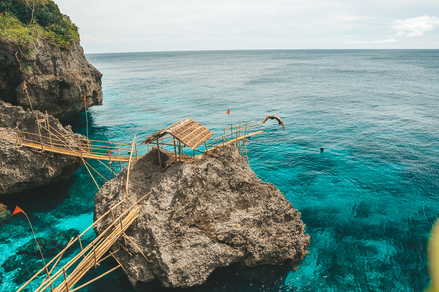 フィリピン、カラバオ島の大聖堂の洞窟の崖ジャンプ
