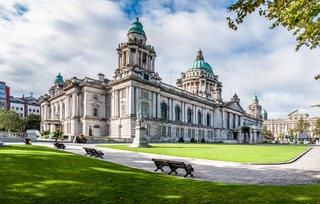 北アイルランドの首都は、RMS タイタニック号の発祥の地として有名ですが、活気に満ちた文化と芸術でも有名です。