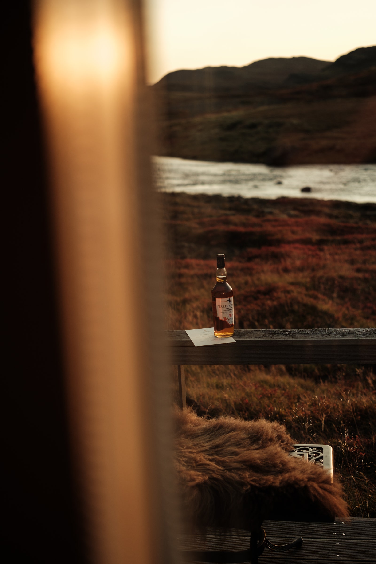 ダルル フィッシング ロッジから見た Straumfjarðar 川沿いのタリスカー ストーム ウイスキー スナイフェルスネス半島 アイスランド