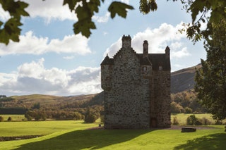 1560 年にハイランドに建てられ、1 世紀も経たずに焼失したこのスコットランドの城は、車で 1 時間の場所にあります。