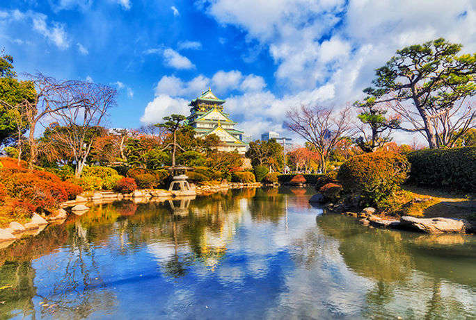 JP 日中の大阪城の池。