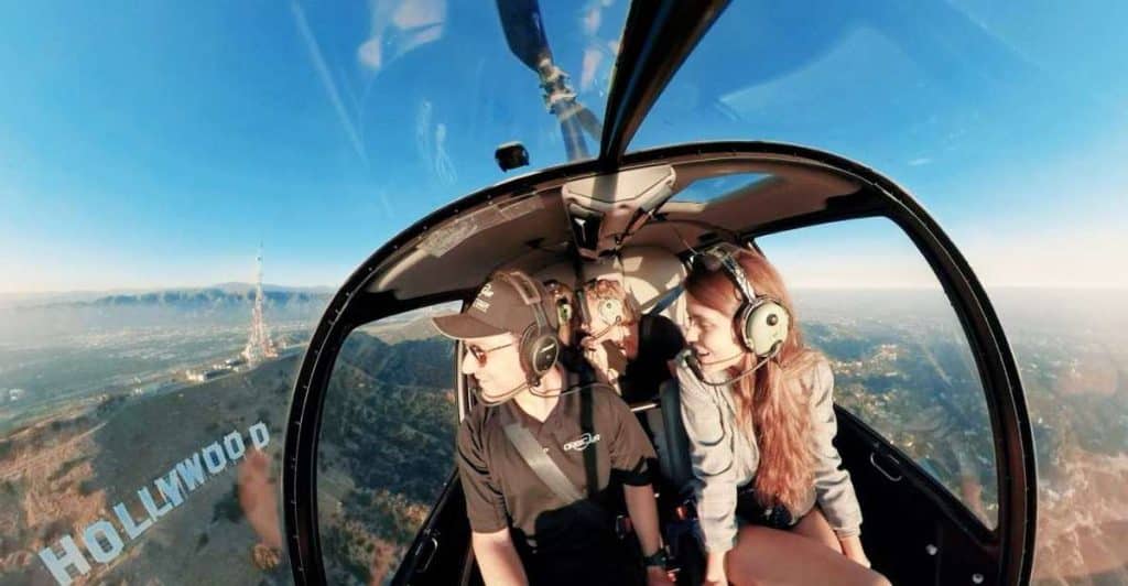 ヘリコプターでハリウッドサインの上空を飛ぶ