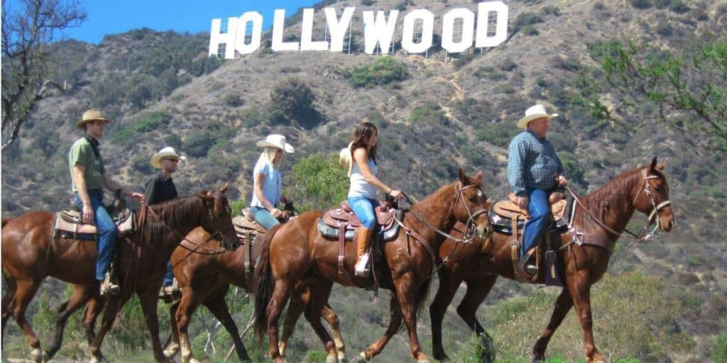 馬に乗ってハリウッドサインを見る