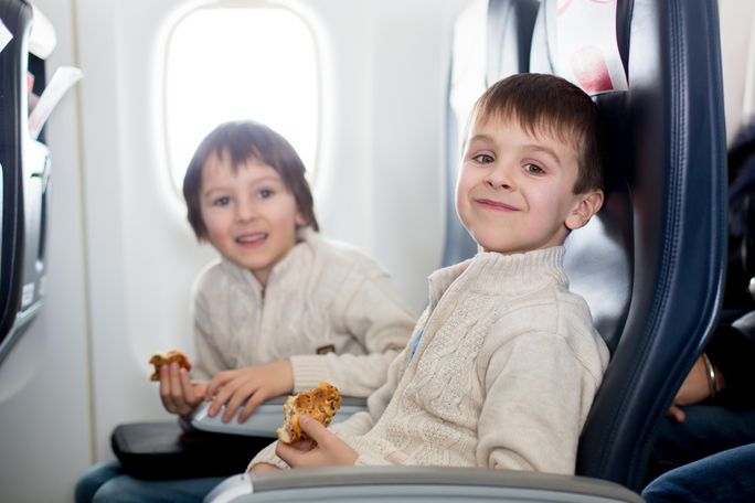 飛行機の中で食べる子供たち、子供、食べ物、飛行機