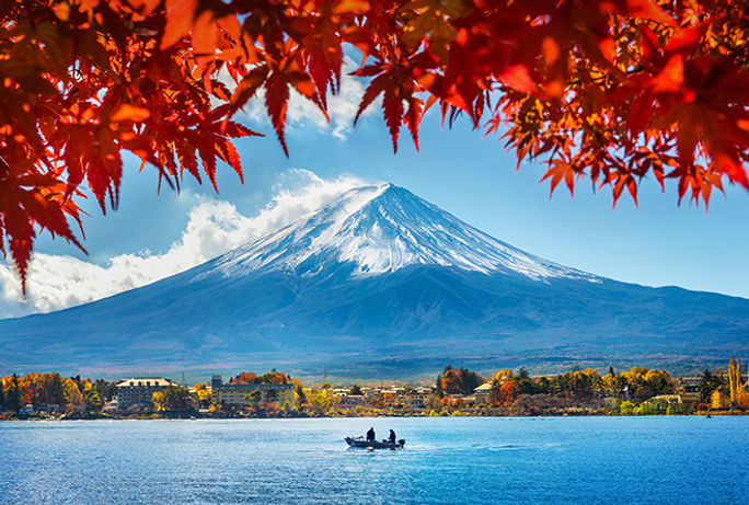 秋の季節と日本の河口湖の山富士。 