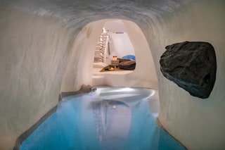 このリストにある他のすべてのボルト穴にはプールがありますが、この伝統的なギリシャの洞窟の家だけがプールの中にプールを持っています。