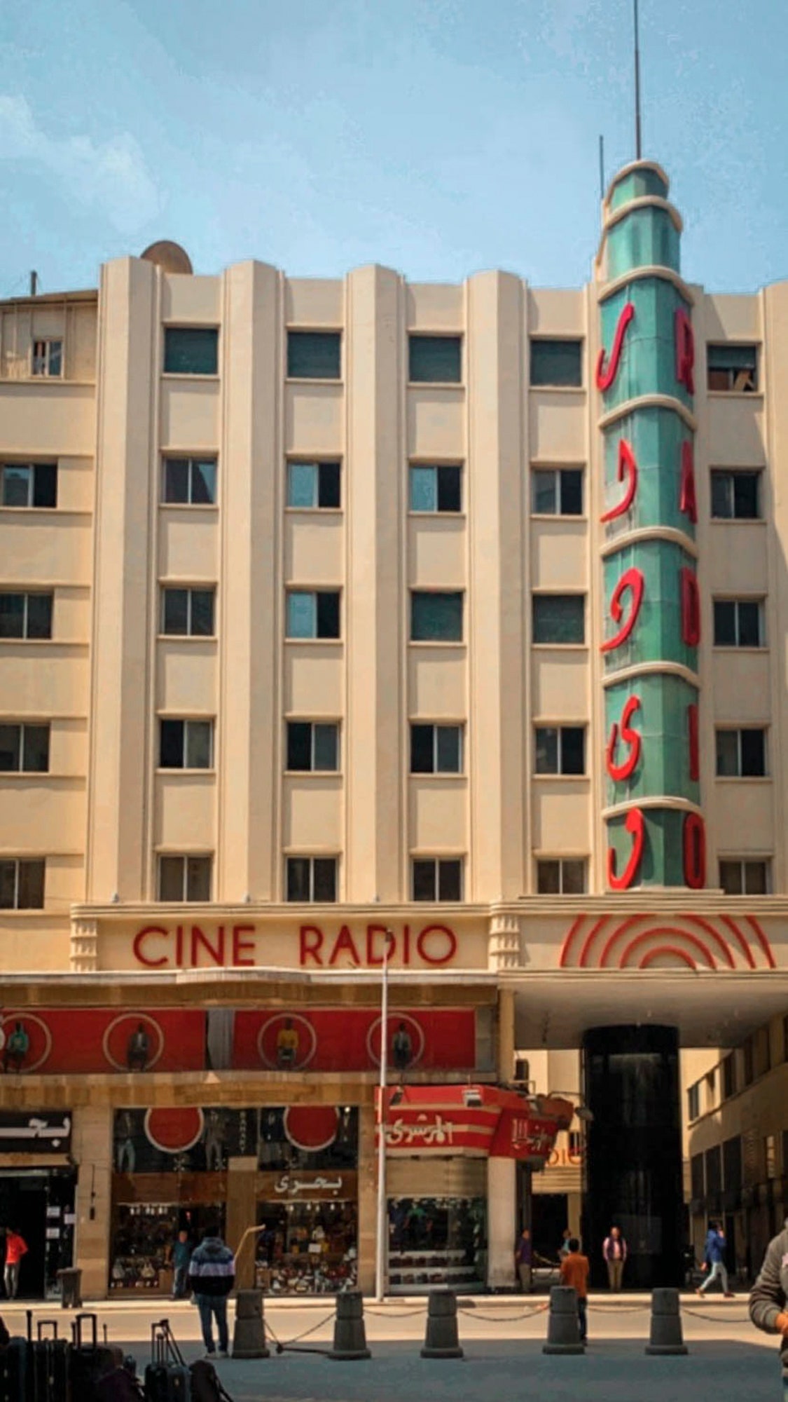 カイロのダウンタウンにあるシネマ ラジオは、歴史ある映画館に加えてアート ポップアップも備えたショッピング センターになりました