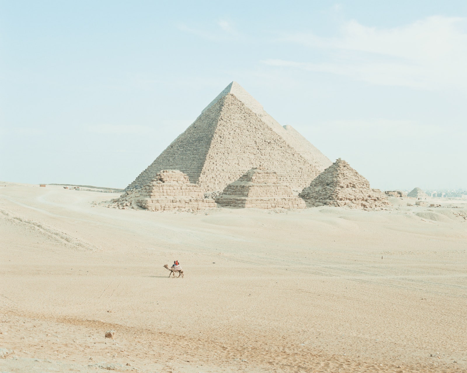 女王のピラミッドの主要なピラミッドの後ろに位置する 3 つの小さな墓は、地元ガイド付きのラクダから眺めるのが最適です。