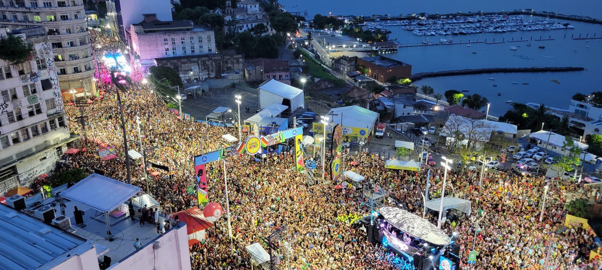 ブラジルのカーニバルの祭典は観光客の回復を反映