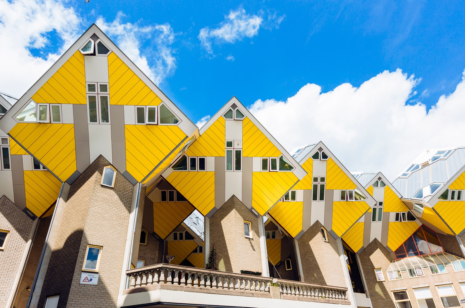 オランダ、ロッテルダムの黄色の立方体住宅