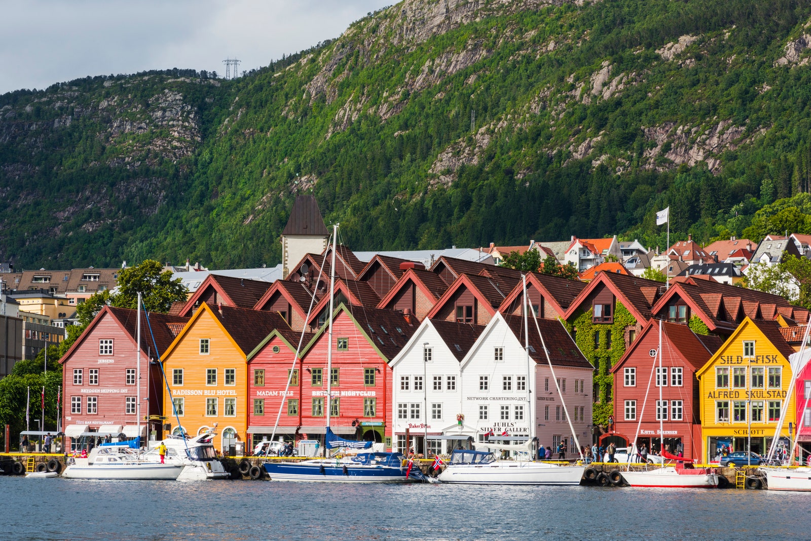ノルウェー ハンセフィエルテル カラフルな家々が立ち並ぶブリッゲン港