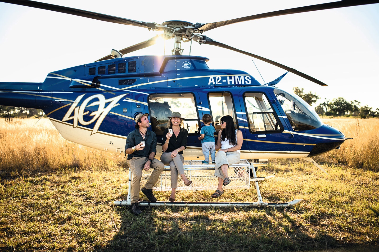 ヘリコプターの着陸装置に座る家族