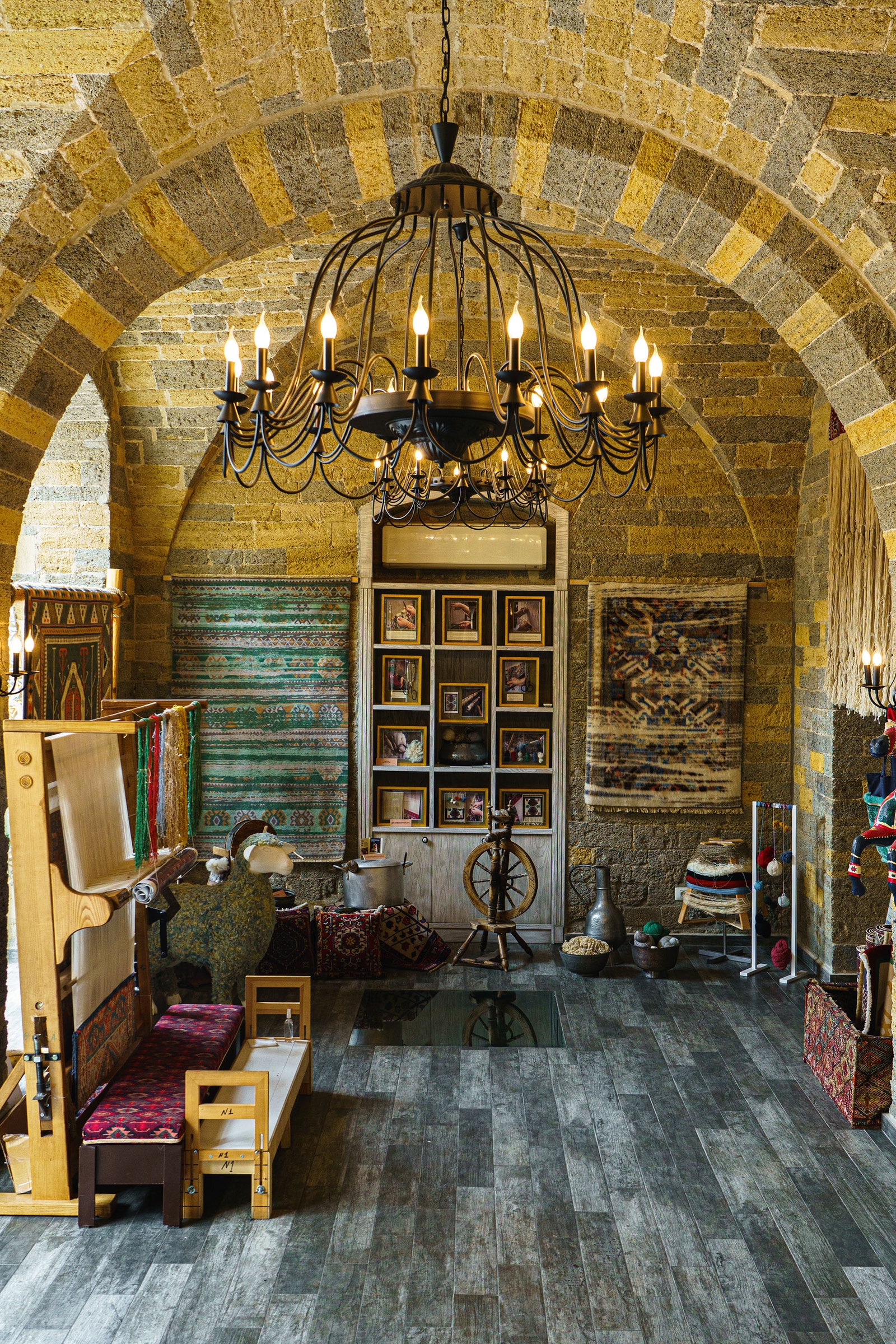 壁に絨毯が掛けられ、鉄製のシャンデリアが部屋を照らす店内のインテリア