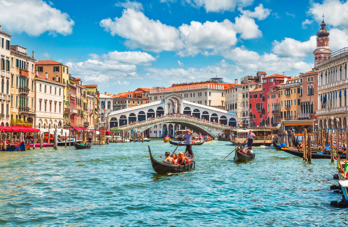 ヴェネツィアの大運河にかかるリアルト橋。