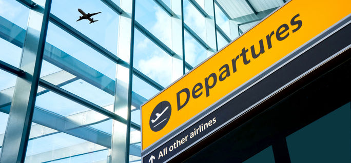 Adobe Stock / ロンドン、ヒースロー空港、空港、出発標識、飛行機