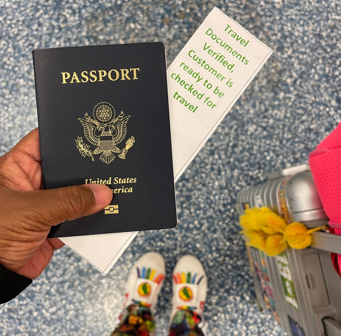 パスポートと確認済みの渡航書類