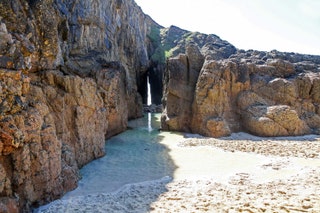 ナンジザルは、ランズ エンド近くの自然の岩のアーチとプールです。 海の歌としても知られるその水は、非常に美しく見えます。