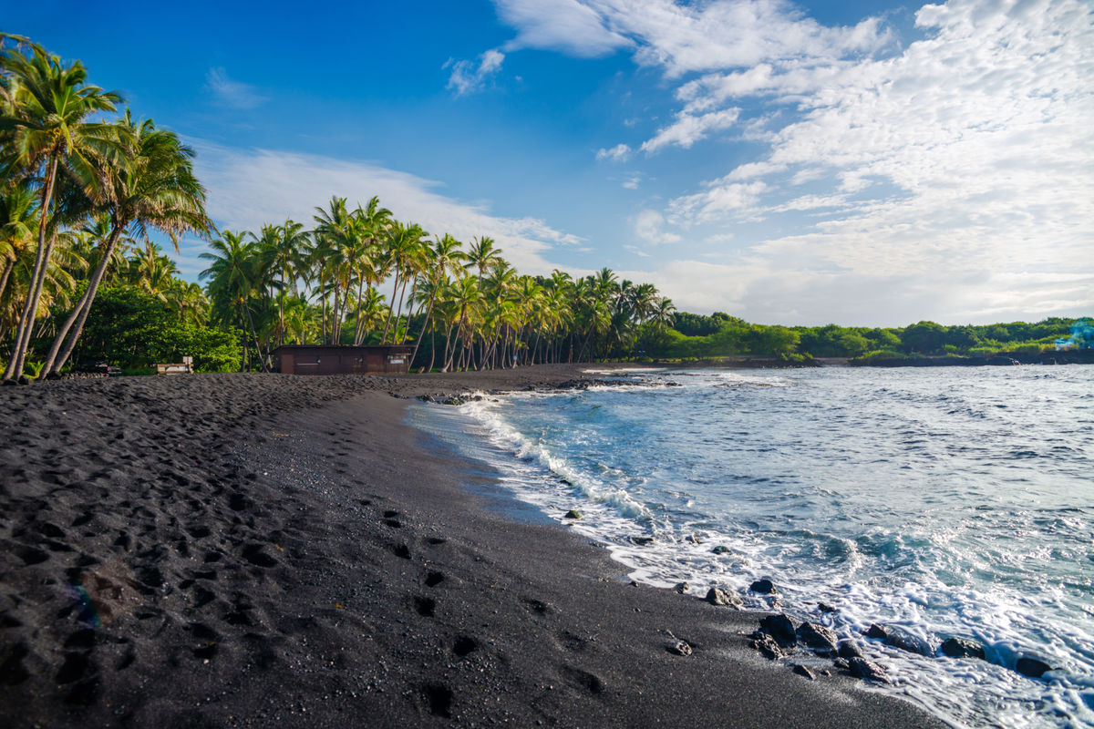 ハワイの黒砂ビーチの開発提案が反発に直面